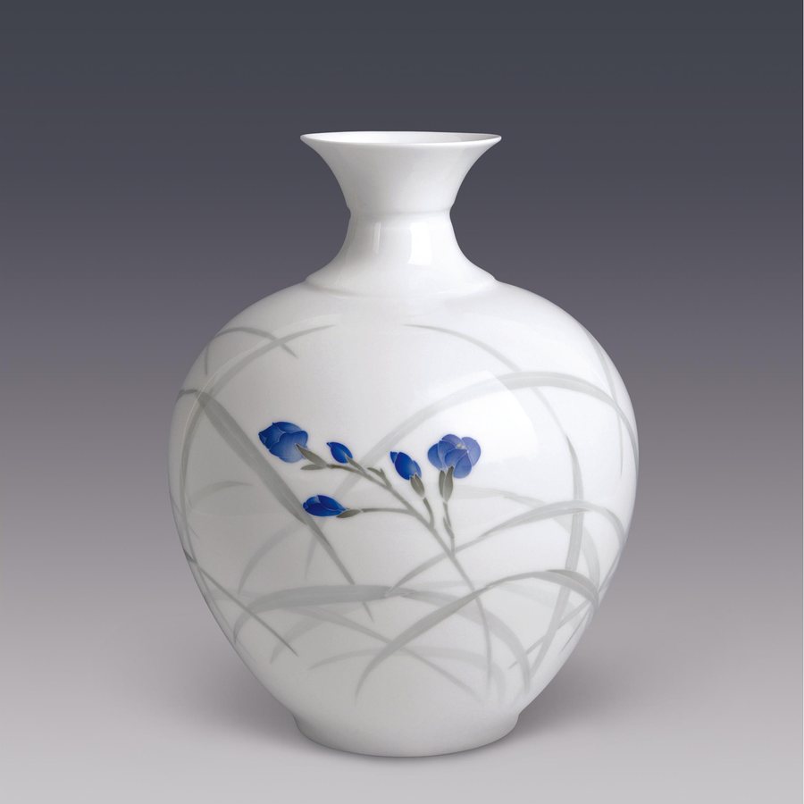 Iris, porcelain vase by Chen Yanglong